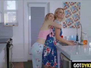 Lesbianas sucio película con sedusive madura asaltacunas vecina