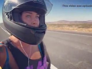 Felicity feline motorcycle 女神 骑术 aprilia 在 胸罩