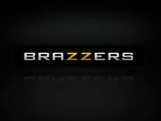 Brazzers - shes gonna spuiten - sneaking in de squirters yard scène starring casey calvert en dan